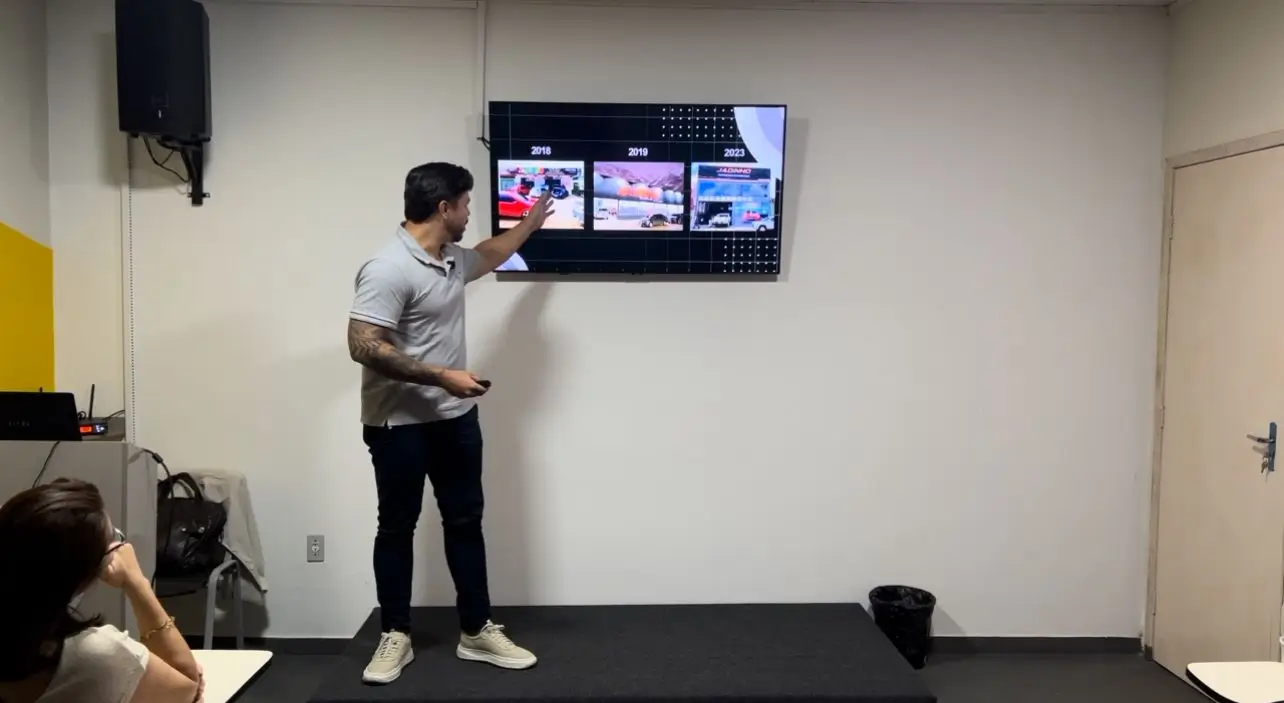 Jaderson Maia trabalhando na oficina